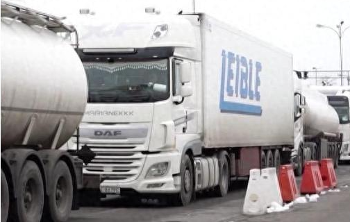 乌克兰与波兰边境交通受阻,约3300辆卡车滞留